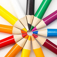 Lápices de colores formando un círculo